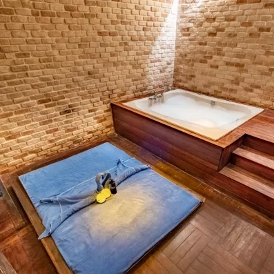 Un espace de détente avec une table de massage et un jacuzzi.