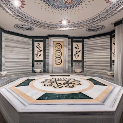 Un espace de détente avec un beau bain turc en marbre gris.