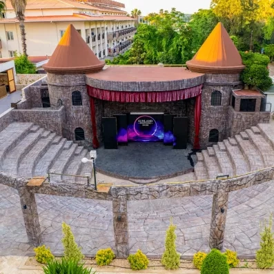 Un amphithéâtre extérieur avec une grande scène pour des spectacles.
