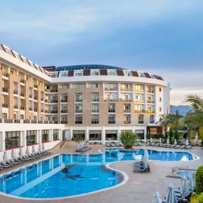 Une grande piscine extérieur au bord de la façade de l'hôtel.