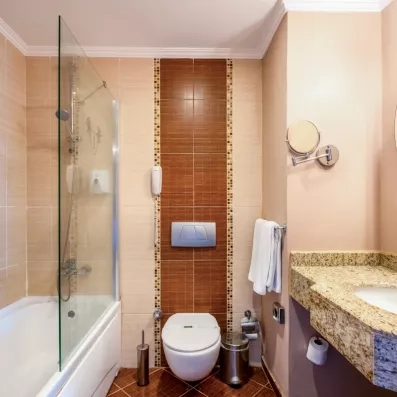 Une salle de bain avec un lavabo en marbre, une baignoire et un WC.