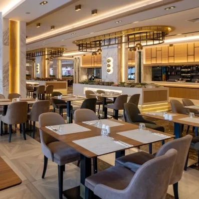 Une salle de restaurant classe et spacieuse avec son buffet en arrière-plan.