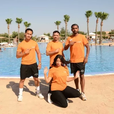 Les animateurs Mondi Club qui posent devant la piscine de l'hôtel