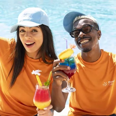 2 animateurs devant une piscine avec des cocktails à la main