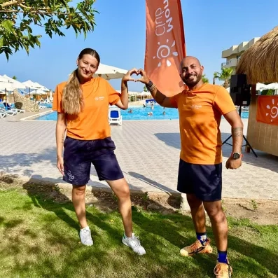 animateurs au bord de la piscine
