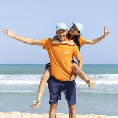 Animateurs souriants du Mondi Club accueillant les vacanciers au Zita Beach Resort.