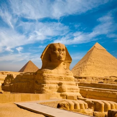 Sphinx de Gizeh et Grande Pyramide, monument emblématique pour un voyage inoubliable au Caire, Égypte.