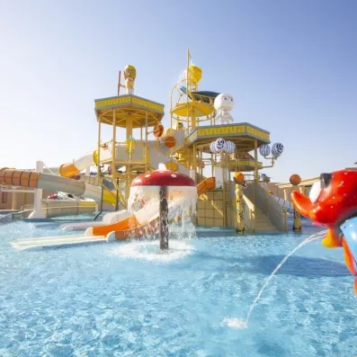 Parc aquatique pour enfants avec toboggans thématiques et champignons arroseurs au Mondi Club, Hurghada.