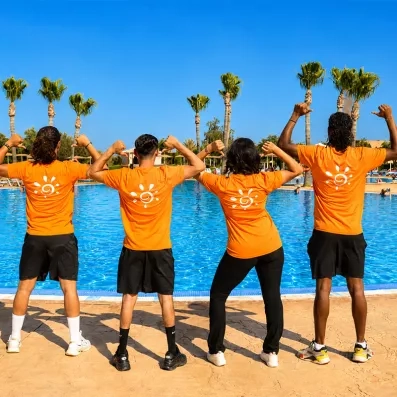 Les animateurs Mondi Club qui posent devant la piscine de l'hôtel