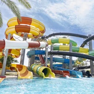 Parc aquatique avec toboggans colorés et piscine de loisirs pour toute la famille au Mondi Club Shems.