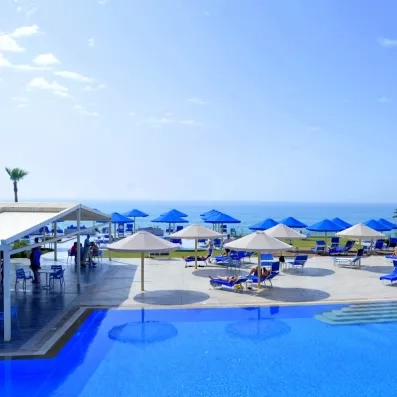 piscine extérieure bleue ciel bleu transat 