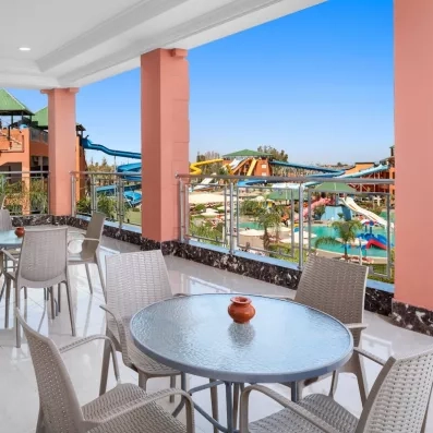 Terrasse d'un restaurant avec tables et chaises et vue sur des toboggans