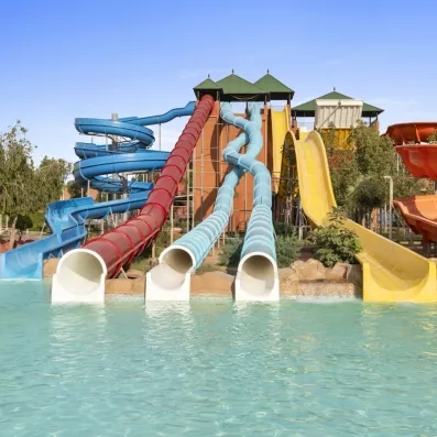 Piscine avec plusieurs toboggans de plusieurs couleurs 