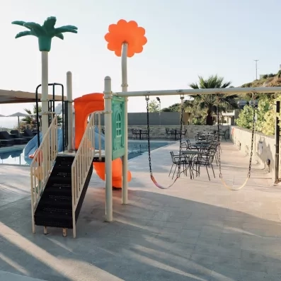 Jeux extérieur pour enfants, avec toboggan.