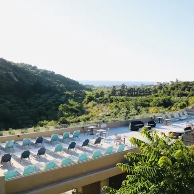 Vue sur les montagnes depuis la terrasse avec des transats.