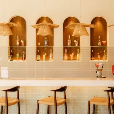 Comptoir du bar Tout Inclus avec cocktails et luminaires en osier au Seabel Alhambra
