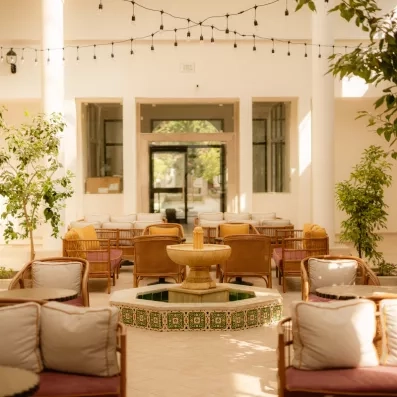 Espace détente du patio avec fontaine centrale en mosaïque à l'Hôtel Seabel Alhambra Tout Inclus