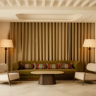 Salon design de l'Hôtel Seabel Alhambra à Monastir avec canapé et fauteuils modernes