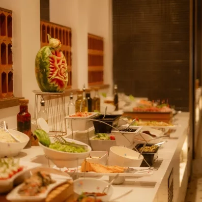 Buffet de salades et sculpture sur pastèque au restaurant tout inclus Seabel Alhambra