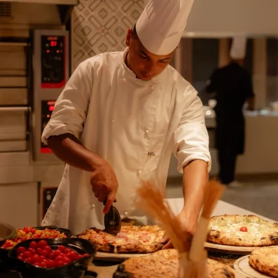 Chef préparant des pizzas fraîches au buffet tout inclus de l'Hôtel Seabel Alhambra