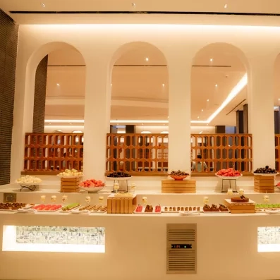 Buffet de desserts et fruits frais sous des arcades au Seabel Alhambra Monastir
