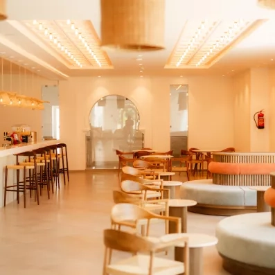 Bar et espace lounge au style épuré et chaleureux de l'Hôtel Seabel Alhambra