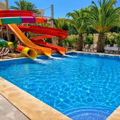 Piscine avec toboggans de l’hôtel Lella Baya à Hammamet en Tunisie, en formule tout inclus