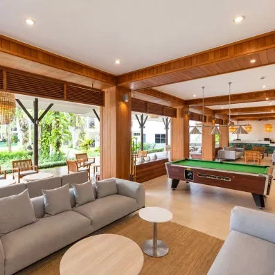 salon avec fauteuils et tables basses et billard