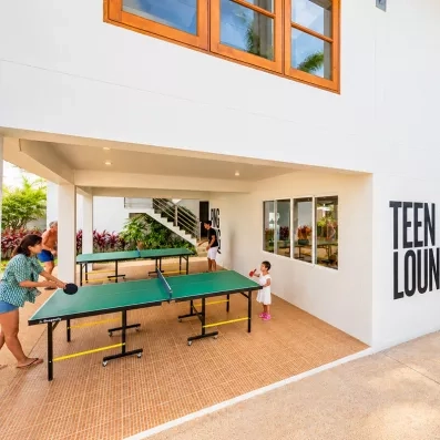 Un espace de loisirs extérieur proposant des tables de ping-pong.