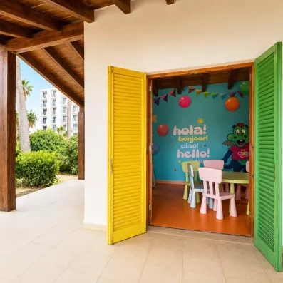 mini club pour enfant à l'intérieur avec table et chaise