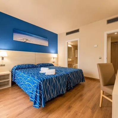 autre vu de la chambre avec un lit double