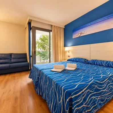 chambre avec un grand lit double et un balcon