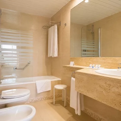 belle salle de bain clair avec baignoire