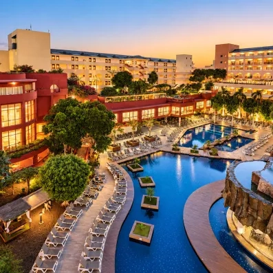 vue extérieur de l'hôtel au coucher de soleil