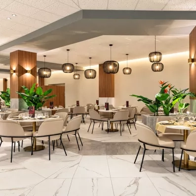 grande et belle salle de restaurant de la brasserie