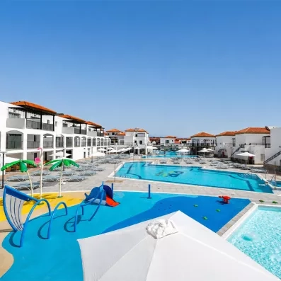 Vue d'ensemble sur la piscine extérieure 