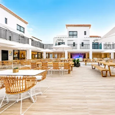 Une vue d'ensemble du restaurant extérieur
