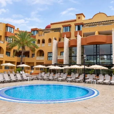 Une piscine extérieure ensoleillée 