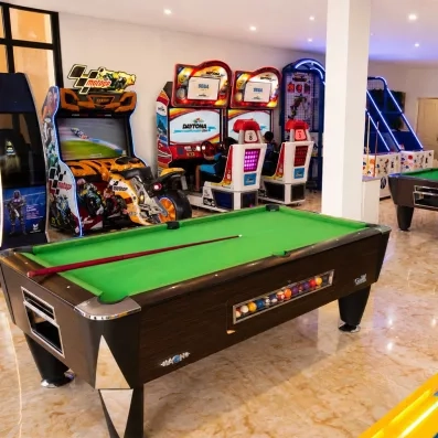 Une salle d'arcade avec billard