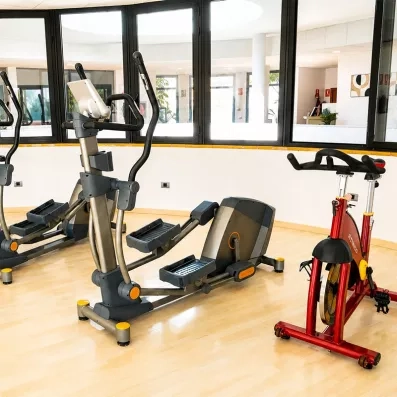 Une salle de fitness avec 