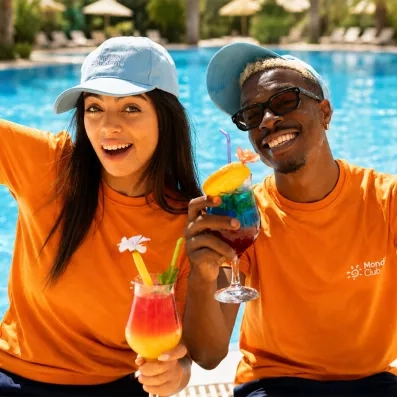 2 animateurs devant une piscine avec des cocktails à la main