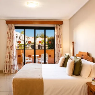 chambre double avec un grand lit 