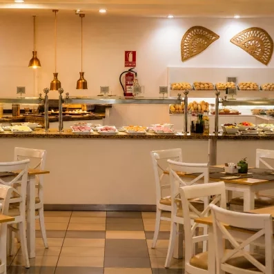 Restaurant principal de l'hôtel avec un buffet à volonté