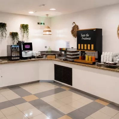 Un buffet pour le petit-déjeuner avec boissons 