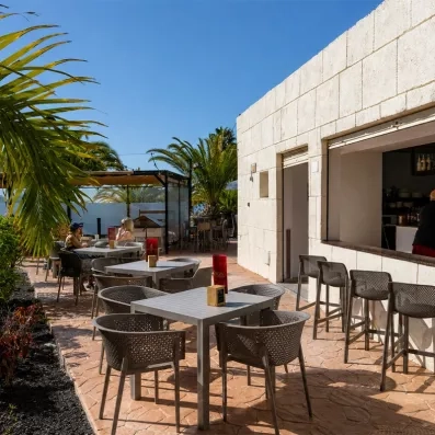 Un bar extérieur avec table et chaise