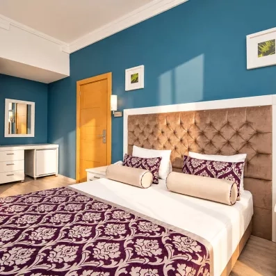 chambre double avec un grand lit 