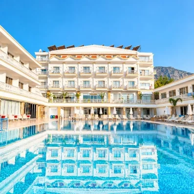 piscine extérieure avec vue de l'hôtel