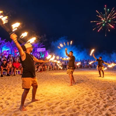 Spectacle de feu nocturne et feu d'artifice sur la plage de l'hôtel Welcome Meridiana Djerba.