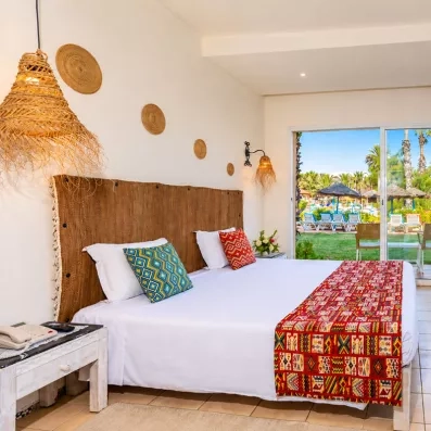 Chambre rez-de-jardin avec terrasse donnant sur la piscine à l'hôtel Welcome Meridiana Djerba