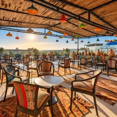 Terrasse rooftop panoramique avec luminaires colorés au Welcome Meridiana Resort Djerba